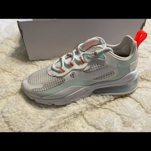 Nike Air Max 270 React SE size 6 NWT